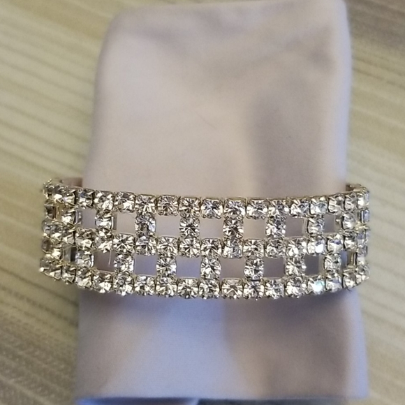 White Crystal Expandable Bracelet - Picture 1 of 3